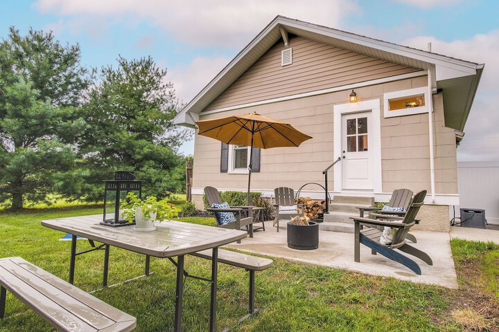Country Home Near EIU & Lake Charleston!