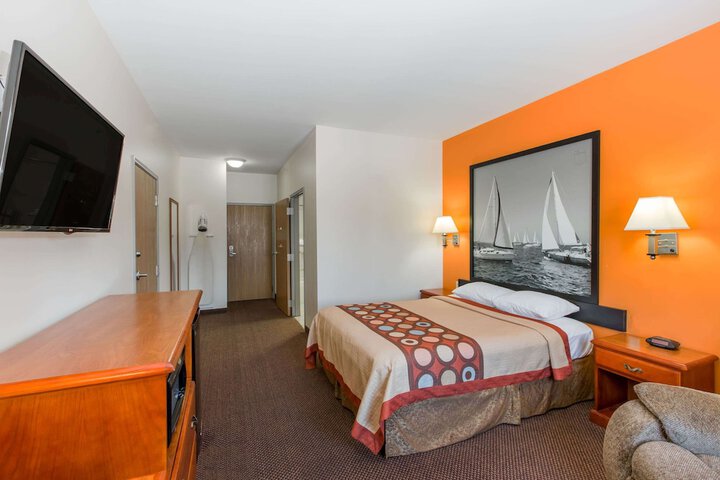 Room 4 of 16