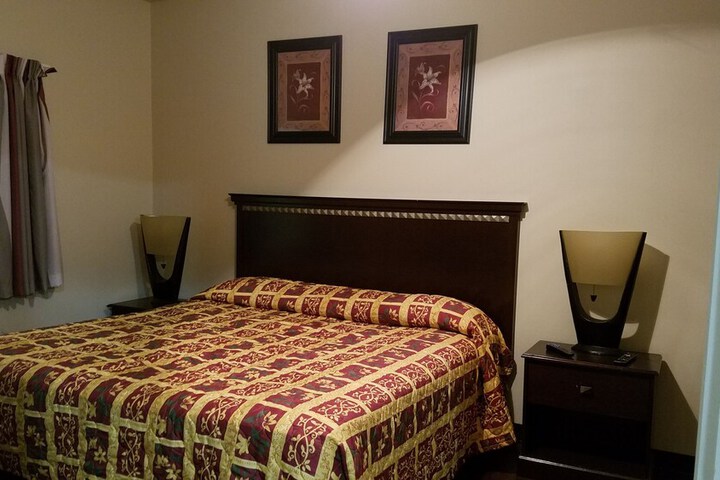 Crossroads Inn & Suites