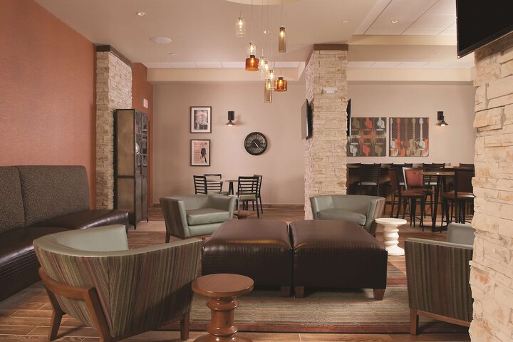 Lounge 52 of 57