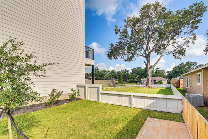 South Houston Townhome w / Patio & Gas Grill!