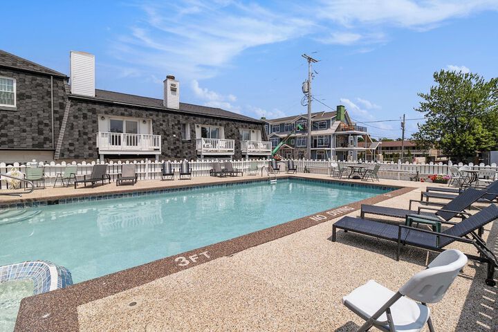 Snyders Shoreline Inn