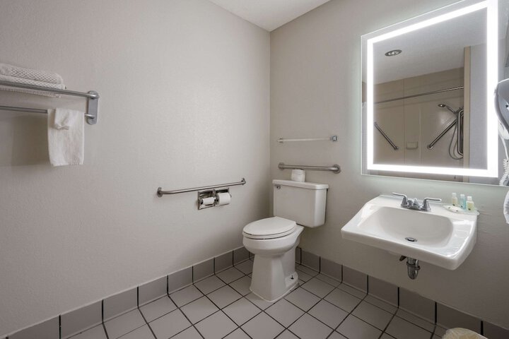 Room 18 of 37