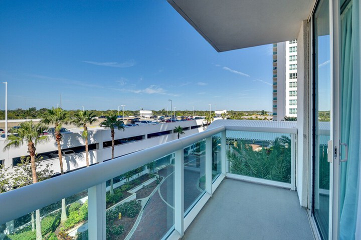 Luxe Resort Condo - 2 Mi to Daytona Beach!