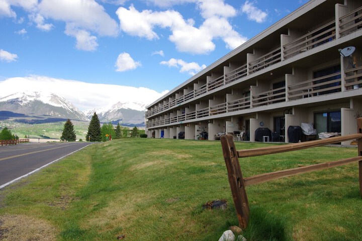Mtn-view Condo w / Hot Tub Access in Dillon!