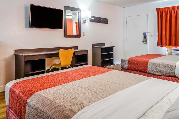 Room 18 of 28