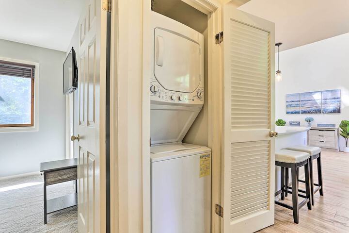Gorgeous Vernon Township Condo w / Balcony!