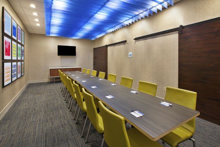 Holiday Inn Express & Suites Parkersburg East by IHG