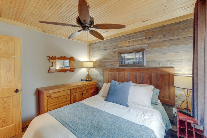 Lakefront Cottage w / Deck Near Indiana Beach!