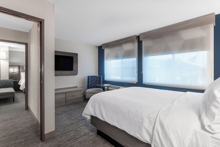 Holiday Inn Express & Suites Vadnais Heights by IHG
