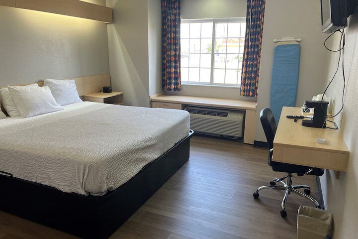 Days Inn & Suites by Wyndham Hutchinson