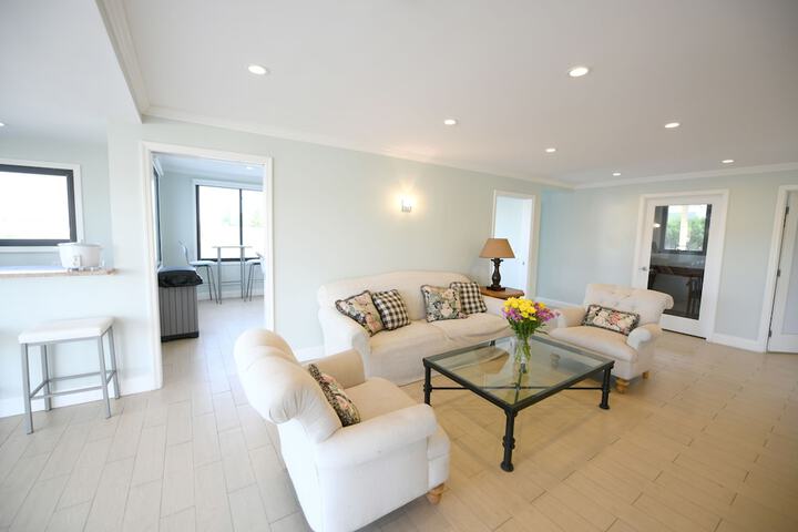Lounge 100 of 168