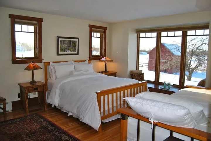 White Pillars Lodging