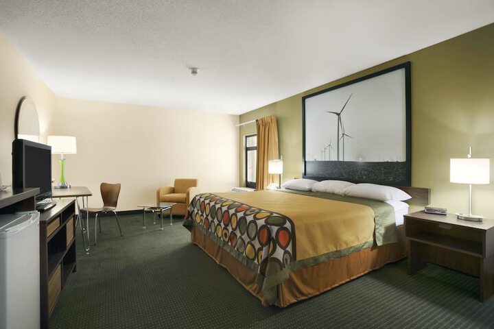 Room 8 of 12