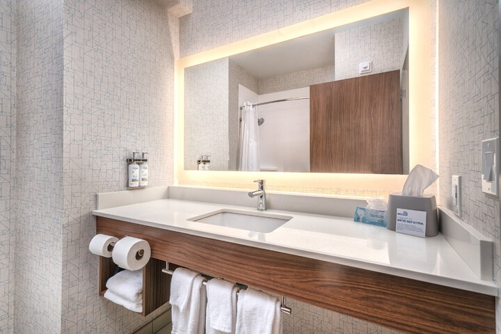 Holiday Inn Express & Suites Brandon by IHG