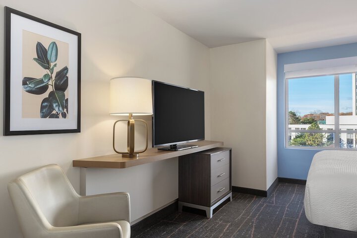 Holiday Inn & Suites Detroit - Troy by IHG