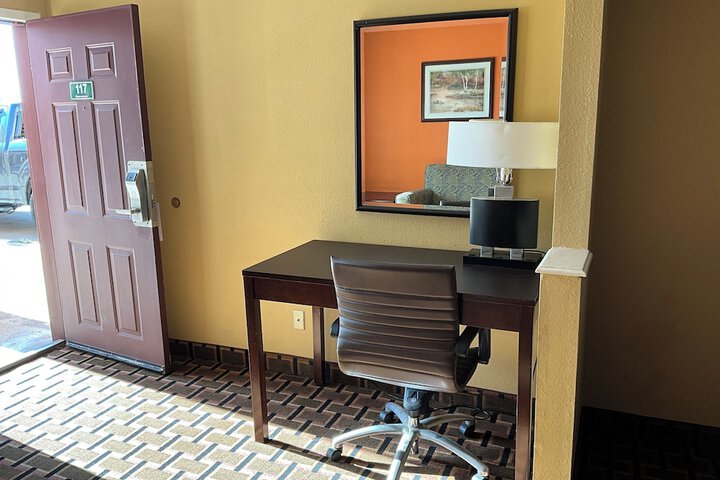 Executive Inn & Suites