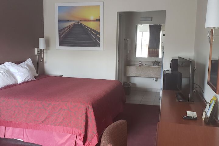 Room 17 of 28