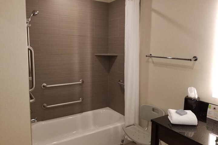 Room 10 of 28
