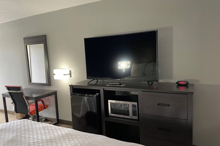 Clairmont Inn & Suites Warren