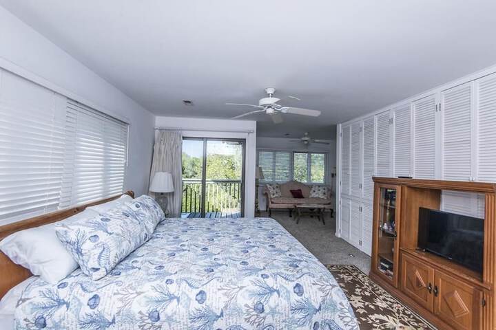 Room 8 of 16