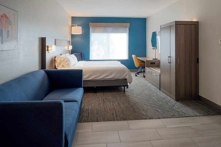 Holiday Inn Express Hotel & Suites Fort Atkinson by IHG