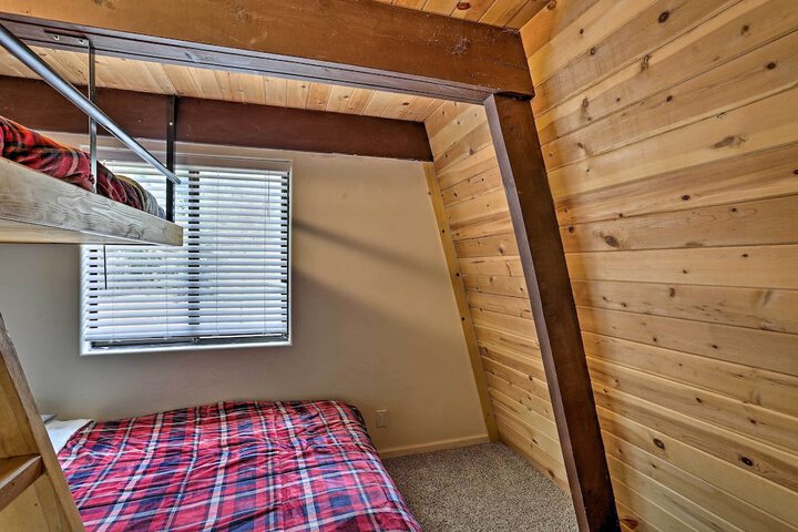 Chester Cabin w / Deck - Walk to Lake + Golfing!