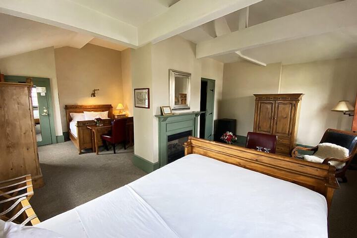 Room 12 of 28