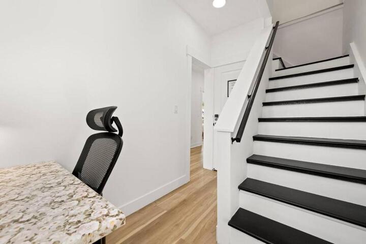 NYC Access 4BR Duplex Sleeps 10 Free Parking