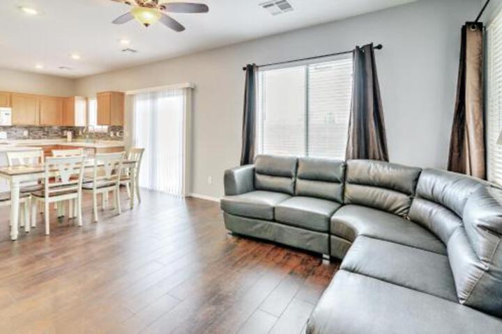 Single House 7 Miles to Strip and Town Center