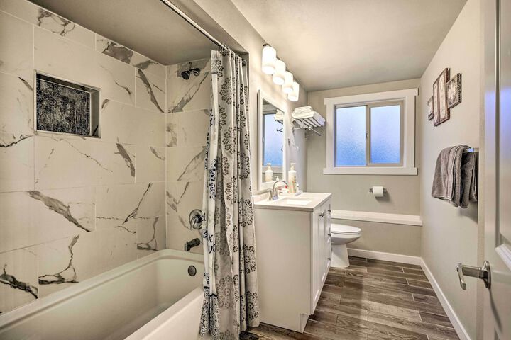 Spacious Kent Home 17 Mi to Dtwn Seattle!