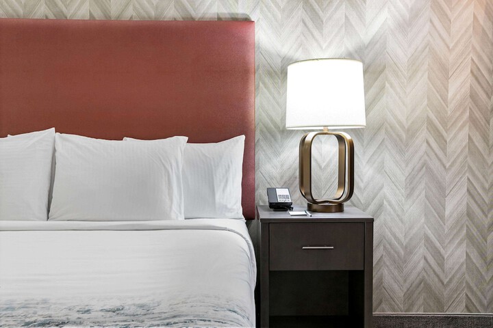 La Quinta Inn & Suites by Wyndham DFW Airport West-Glade