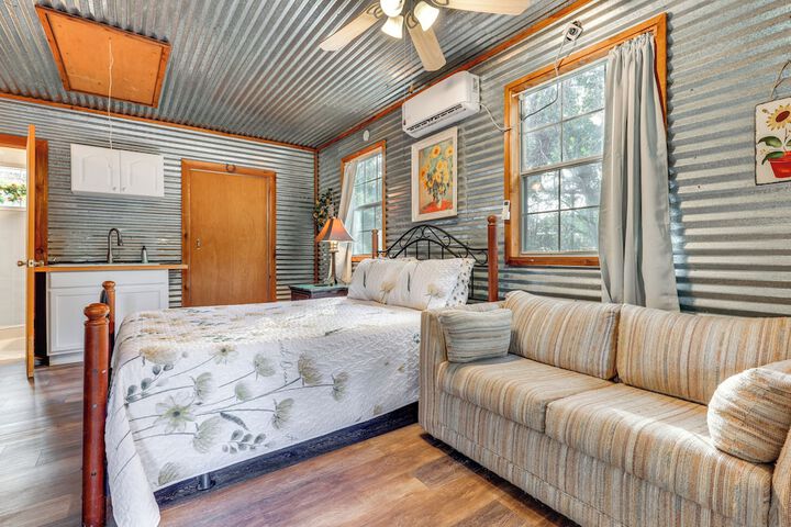 Cozy Couples Cottage w / View Near Canyon Lake!