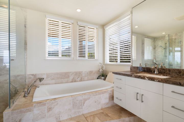 King Hale 4 Bedroom Home by RedAwning