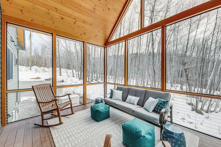 Mountain-view Home in Stoneham w / Hot Yoga Studio!