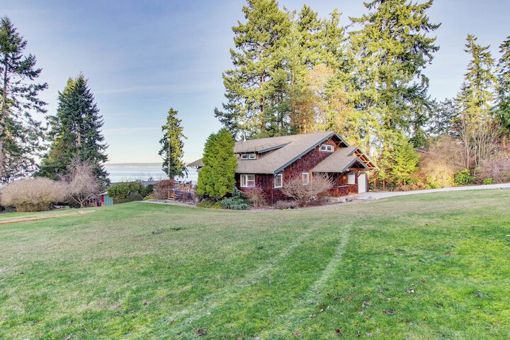 Puget Sound Cottage w / Private Community Beach!