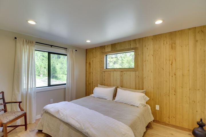Lakeside Cabin Retreat w / Private Hot Tub!