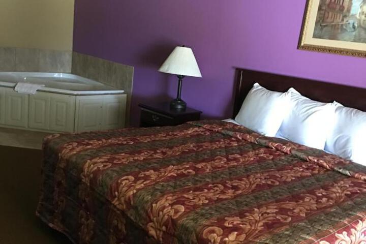 Econo Lodge Inn & Suites