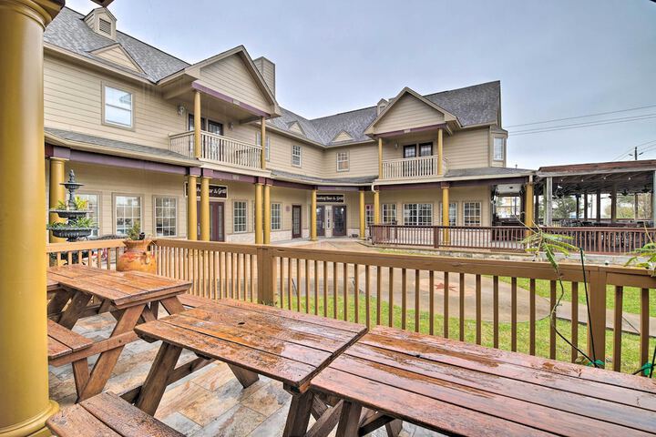 Apt w / Balconies - Steps to Kemah Boardwalk!