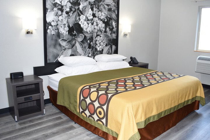 Super 8 by Wyndham Burnham / Lewistown