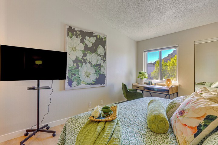 1 Mi to Dtwn: Condo w / Pool Access in Castle Rock