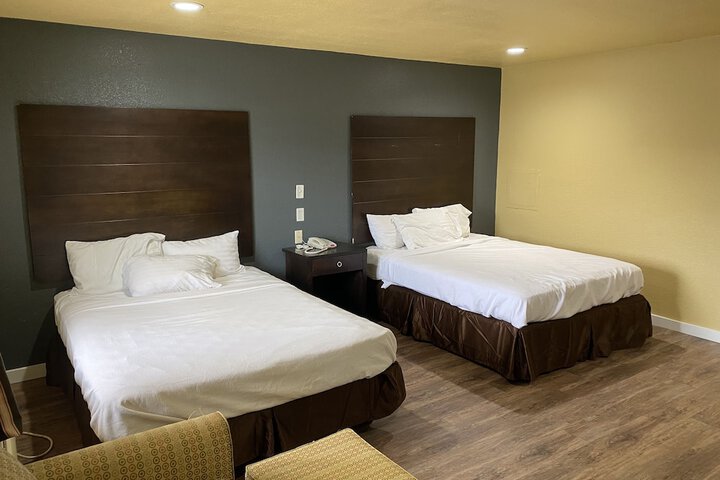 Woodridge Inn and Suites