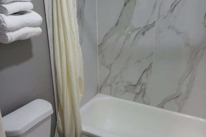 Coachmans Inn & Suites