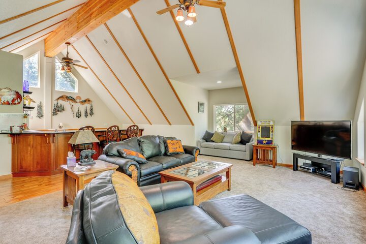 Pet-friendly California Cabin w / Beach Access