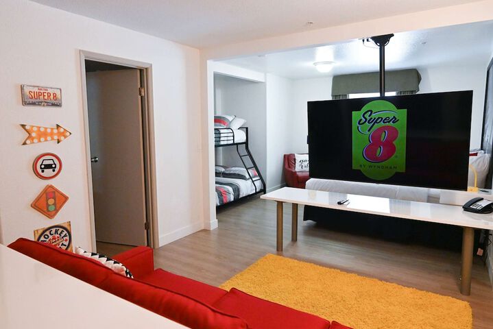 Room 17 of 40