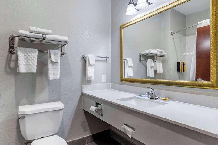 Best Western Plus Victoria Inn & Suites