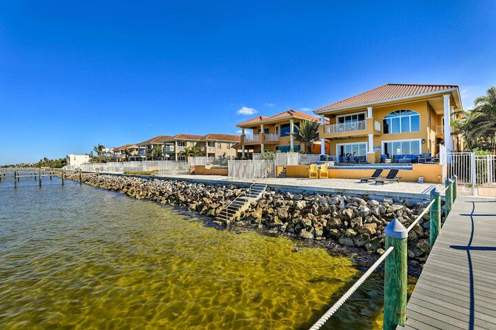 Apollo Beach House w / Private Pool + Hot Tub