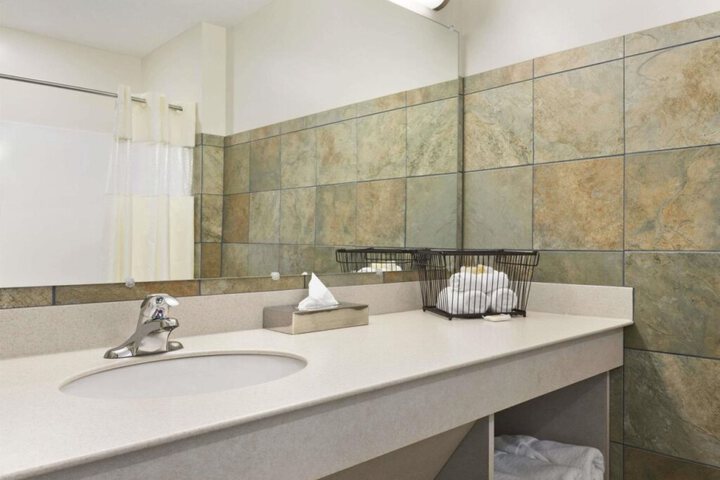 DAYS INN BY WYNDHAM CARROLLTON