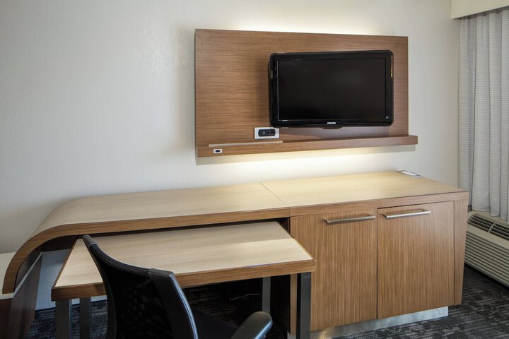 Room 17 of 27
