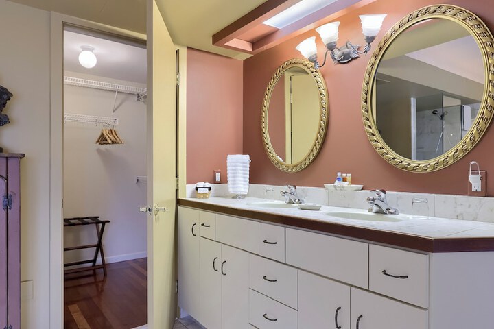 Twin Pine Manor Bed & Breakfast